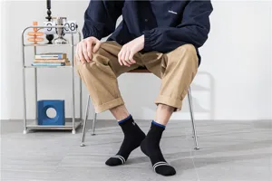 Schwarzes Herren Baumwoll Sportsocken Detail mit blauen Bündchen und weißen Zehenstreifen.
