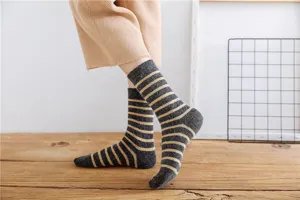 Detailbild Damen Winter Wollsocken gestreift, dicke wärmende Mid-Tube Strümpfe für Füße.