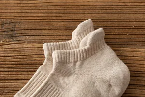 Thickened towel bottom men's ankle socks, breathable athletic running socks for outdoor sports.