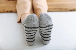 Damen Winter dicke gestreifte Wollsocken Detailansicht, kuschelige warme Freizeitsocken.