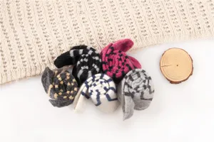 Nahaufnahme gerollter gestreifter Wollsocken in verschiedenen Farben für den Winter.