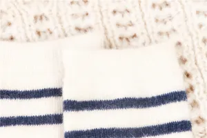Detaillierte Nahaufnahme der warmen Winter gestrickten Wollmischung Sockenbündchen.
