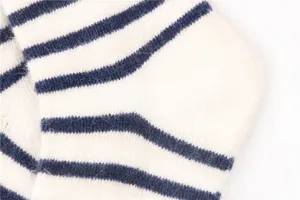 Nahaufnahme von Damen-Winterwollsocken mit klassischem blau-weißem Streifenstrickmuster.