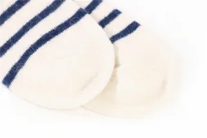 Nahaufnahme Detail von Damen Winter warme Wolle Kaschmir Socken mit dunkelblauen Streifen weich.