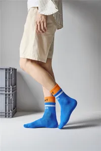 Nahaufnahme von Herren Sport-Crew-Socken mit leuchtend blauen und orangen Rippbündchen.