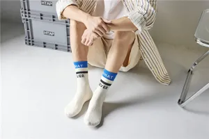 Herren Socken mittelhoch Baumwolle mit stylischem Kontrast Buchstaben Print für Alltag.