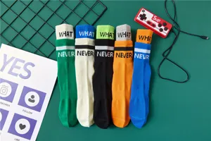 Herren Baumwoll Sportsocken im Mid-Tube-Stil mit trendigem Buchstaben-Print und Ripprand.