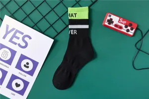Detailansicht von Herren Baumwoll-Mittelrohr-Sportocken mit Buchstabenmustern und Bündchen.
