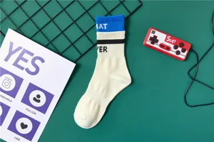 Herren Baumwoll Sport Socken mit Buchstaben Strickdesign, bequeme mittelhohe Freizeitkleidung.