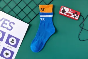 Herren blaue orange kontrastierende Mid-Calf-Baumwoll-Sportsocken mit Buchstaben und Streifen.