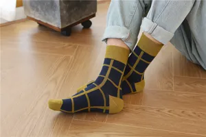 Nahaufnahme von Herren Baumwoll-Wadensocken mit blauem und gelbem Karomuster Design.