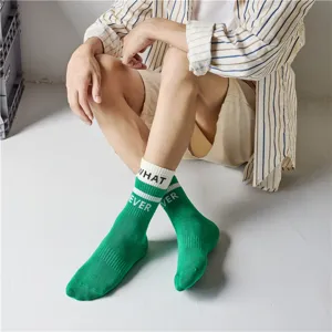Herren Baumwoll Sport Crew Socken mit stilvollem Buchstaben Strick, atmungsaktive Socken.