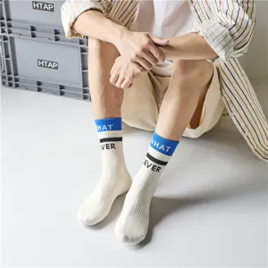 Herren Baumwoll Socken mit Buchstaben und Streifen, bequem fuer Sport und Alltag.