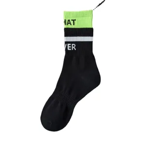 Herren Mittelsocken Baumwolle Sportsocken mit neongrüner Stulpe und Buchstaben.