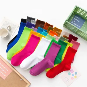 Gros plan détaillé de chaussettes hautes en coton côtelé aux superbes couleurs de bonbons.