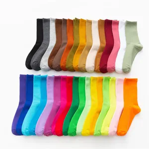 Chaussettes longues en coton colorées pour femmes, détails chaussettes de sport.