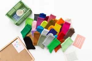 Vue détaillée de chaussettes hautes en coton coloré, teintes bonbon vibrantes, texture côtelée.