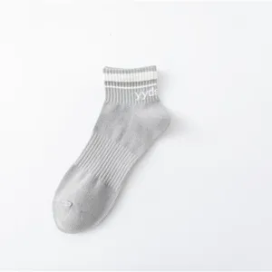 Kurze Herren Sportsocken in Grau mit weißen Streifen und gestickten Details für den Alltag.