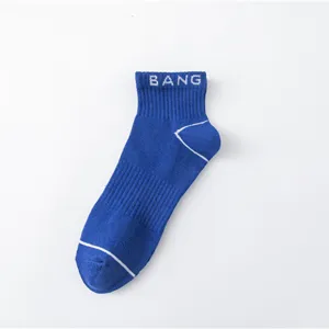 Herren niedrige Sportsocken in Blau mit besticktem Buchstaben und Streifen Details.
