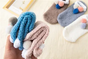 Calzini morbidi e peluche da casa per donna con pon pon carini, caldi invernali per interni.