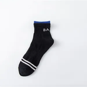 Schwarze Herren Sportsocken mit blauem Rippbündchen, weißen Streifen und gestickten Buchstaben.