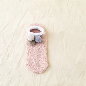 Calzini pantofola soffici da donna con pompon carini caldi e accoglienti dettaglio prodotto.