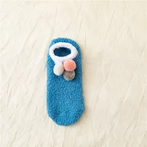 Calzini da pavimento soffici da donna con pon pon carini pantofole invernali accoglienti