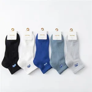 Herren Kurzschaft Socken mit bestickten Buchstaben und atmungsaktiver Baumwolle für Sport.