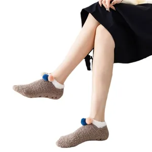 Calze antiscivolo da donna peluche con pon pon colorati per uso domestico interno.