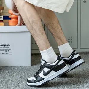 Men's white mid-tube cotton sports socks, breathable and comfortable summer athletic crew socks.