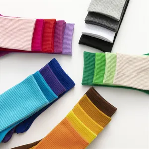 Chaussettes longues en coton côtelé coloré pour femmes, couleurs bonbon affichage détail.