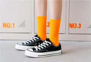 Chaussettes hautes de couleur vive avec chaussures en toile, style quotidien et tendance.