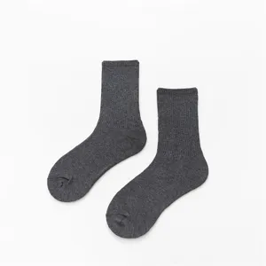 Vue détaillée de chaussettes côtelées gris foncé, coton doux, design basique épuré