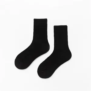 Gros plan de chaussettes montantes noires en coton classique avec côtes pour femmes.
