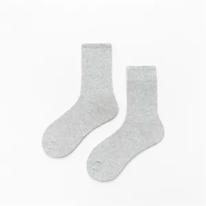 Chaussettes côtelées grises pour femmes, chaussettes de sport en coton, détails de bas décontractés.