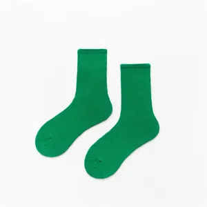 Gros plan de chaussettes en coton vert vif, design côtelé classique et élégant.