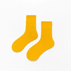 Chaussettes unies jaunes en coton confortable, détail respirant et doux pour un usage quotidien.