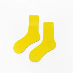 Vue détaillée de chaussettes en coton jaune vif, texture douce, confort quotidien.