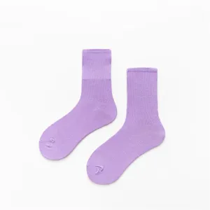 Gros plan détaillé de chaussettes mi-mollet côtelées violet clair en coton doux.