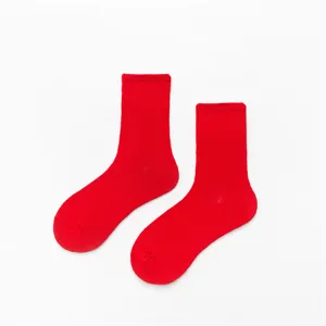 Gros plan de chaussettes de sport en coton unies rouges, détail de bas décontractés.