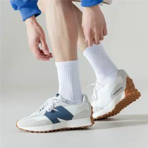 Detailopname van heren casual sneakers met witte geribbelde sportsokken in de studio.