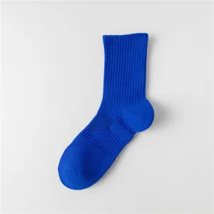 Close-up van een dikke blauwe sportsok met duidelijke ribstructuur en comfortabele zool.