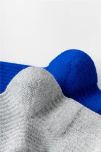 Detailopname van dikke gebreide sportsokken met badstof zool voor warme en comfortabele voeten.