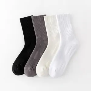 Detailaufnahme mit Herren Sport-Mittelsocken aus gekämmter Baumwolle im Sortiment