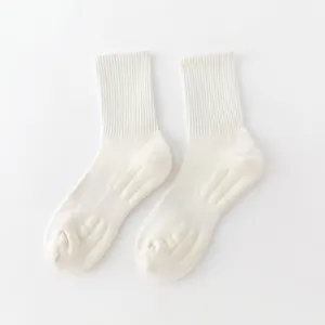 Nahaufnahme von dicken Baumwoll-Frotteesocken für Herren in weißem Mid-Tube-Design.