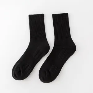 Schwarze Baumwoll-Sportsocken mit Frotteesohle Detail zeigen dicke Polsterstruktur.