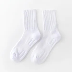 Weisse athletische Crew-Socken, dicke gekaemmte Baumwoll-Sportso-cken fuer Maenner Detail