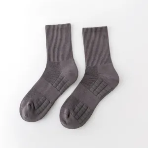 Detailansicht grauer Herren Sportsocken mit Frotteesohle und atmungsaktivem Mesh-Design für Komfort.