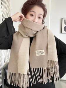 Détail d'écharpe d'hiver bicolore à franges effet cachemire, style élégant pour les jours froids.
