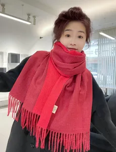Écharpe rouge unie double face à franges pour femmes, foulard chaud effet cachemire.